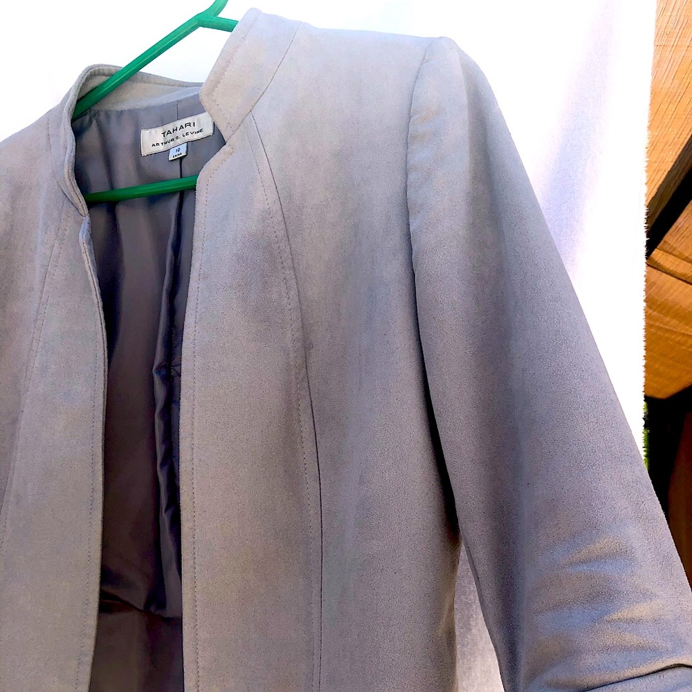 Tahari gray suede cropped jacket Size 10